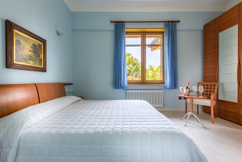 Torre Degli Ulivi Bed & Breakfast Tignale Bagian luar foto