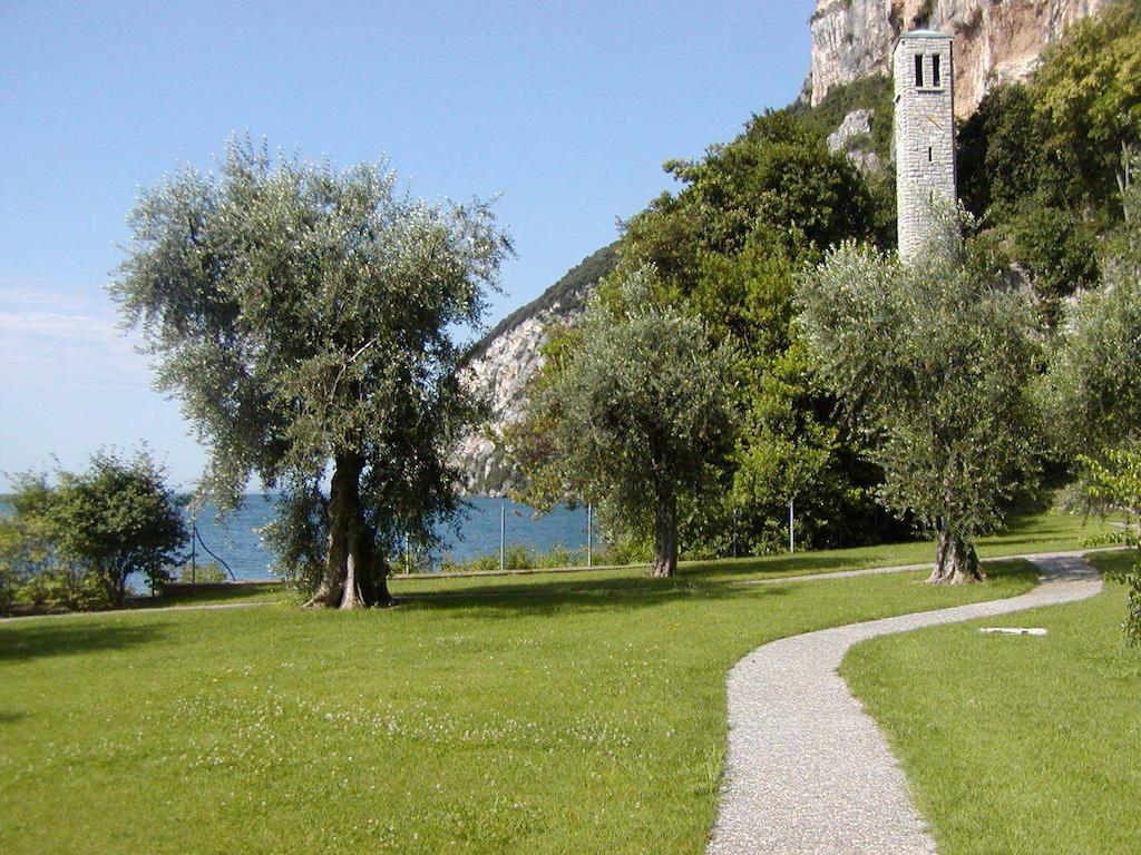 Torre Degli Ulivi Bed & Breakfast Tignale Bagian luar foto